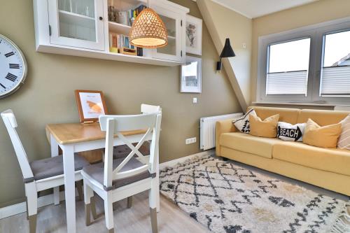 Langeoog Ferienwohnung Vermietung am Meer – Langeooger Viermaster - Gelbes Segel - Wohnzimmer