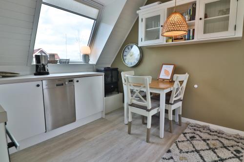 Langeoog Ferienwohnung Vermietung am Meer – Langeooger Viermaster - Gelbes Segel - Küche