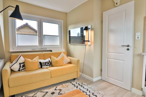 Langeoog Ferienwohnung Vermietung am Meer – Langeooger Viermaster - Gelbes Segel - Wohnzimmer