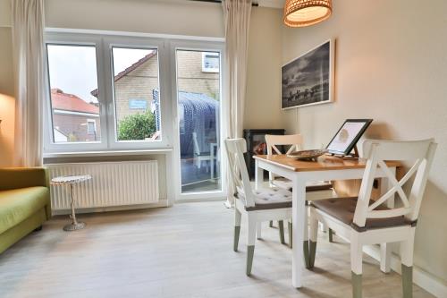 Langeoog Ferienwohnung Vermietung am Meer – Langeooger Viermaster - Grünes Segel - Wohnzimmer