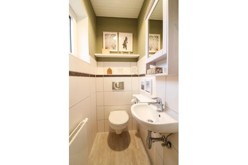 Langeoog Ferienwohnung Vermietung am Meer – Langeooger Viermaster - Grünes Segel - Gäste WC