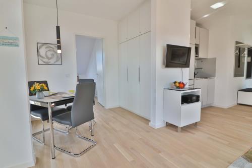Langeoog Ferienwohnung Vermietung am Meer–Lüttjeod–Apartment 17 - Essbereich und Einbauschrank