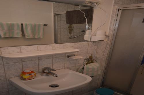 Langeoog Pension Haus Anneliese - 6 - Bad mit Dusche 