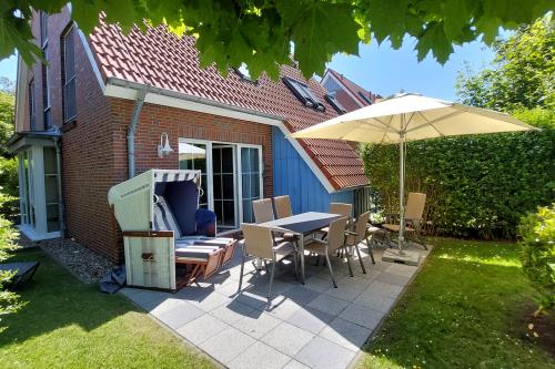 Langeoog Ferienhaus Residenz Inseltraum (Doppelhaushälfte) - geschützte Westterrasse mit Strandkorb