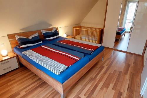 Langeoog Ferienhaus Residenz Inseltraum (Doppelhaushälfte) - Schlafzimmer OG mit Kinderbett u. smart-