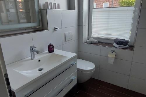 Langeoog Ferienhaus Residenz Inseltraum (Doppelhaushälfte) - Bad oben mit Duschwanne und WC