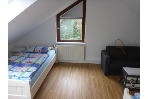 Langeoog Ferienhaus Schimmelreiter - Schlafzimmer 2 im DG, mit extra Sofa