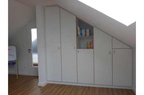 Langeoog Ferienhaus Schimmelreiter - Kleiderschrank mit kleiner Bibliothek