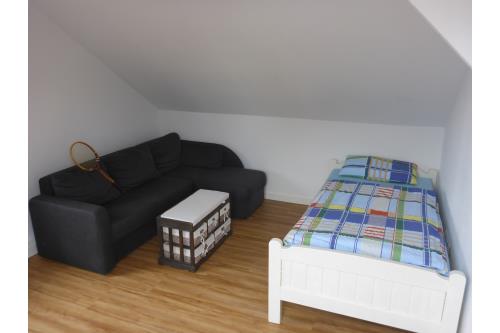 Langeoog Ferienhaus Schimmelreiter - Schlafzimmer 2 im DG, mit extra Sofa