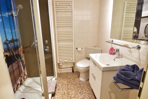 Langeoog Ferienwohnung Us Langeoog - Strandkörbchen - 07 FEWO Strandkoerbchen Bad Foto I Blank