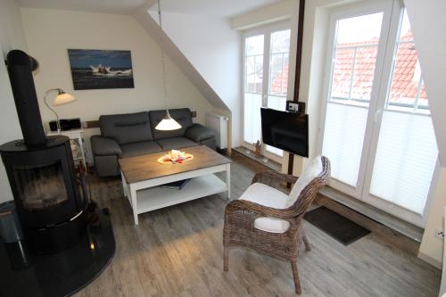 Langeoog Ferienwohnung Süderloog - Abelius - Wohnzimmer mit Kaminofen