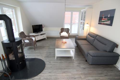 Langeoog Ferienwohnung Süderloog - Flinthörn - Wohnzimmer mit Kaminofen 
