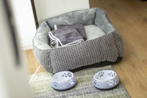 Langeoog Ferienhaus Villa Hafenkieker - Hundebett und Näpfe