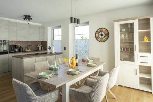Langeoog Ferienhaus Villa Hafenkieker - Küche und Essbereich