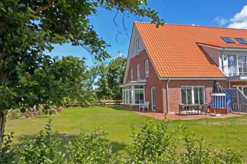 Langeoog Ferienhaus Captain&#39;s Langeoog - Südwest Ansicht: Großer Garten