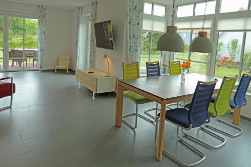 Langeoog Ferienhaus Captain&#39;s Langeoog - EG: Wohn-Ess-Bereich, viele Fenster