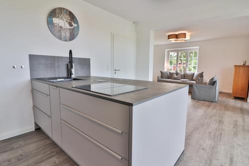 Langeoog Ferienwohnung Vermietung am Meer – Haus Dünenblume - Haus Dünenblume - Wohnung 1 - Küche mit Kochinsel