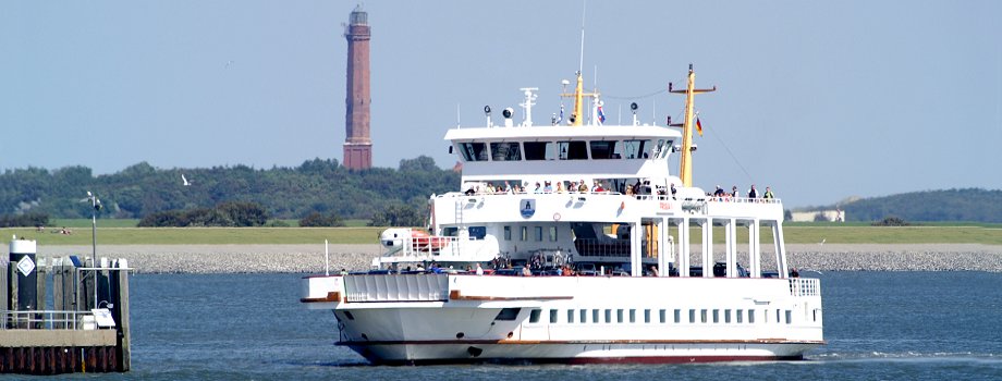 Fähre Norderney mit Leuchtturm