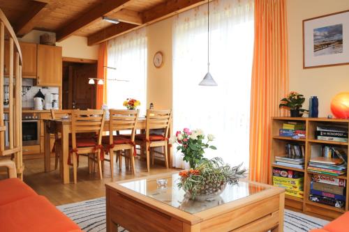Spiekeroog Ferienwohnung Admiral - Südwind - Esstisch im Wohnzimmer