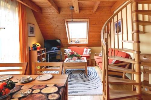 Spiekeroog Ferienwohnung Admiral - Südwind - Wohnraum mit Treppe zum Dachgeschoß