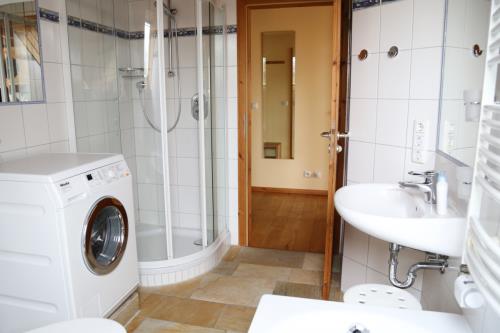 Spiekeroog Ferienwohnung Admiral - Südwind - Badezimmer mit Waschmaschine