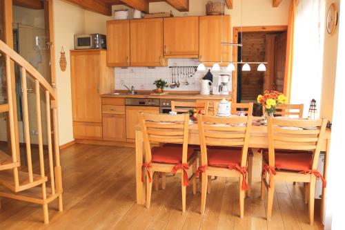 Spiekeroog Ferienwohnung Admiral - Südwind - Küche und Esstisch