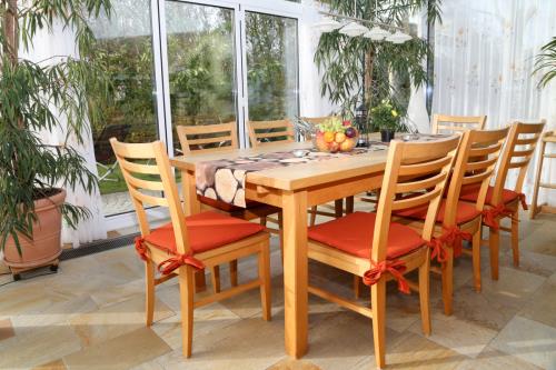 Spiekeroog Ferienwohnung Admiral - Wintergarten - Esstisch im Wintergarten