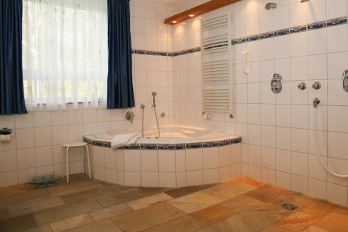 Spiekeroog Ferienwohnung Admiral - Wintergarten - Whirlpool im Badezimmer