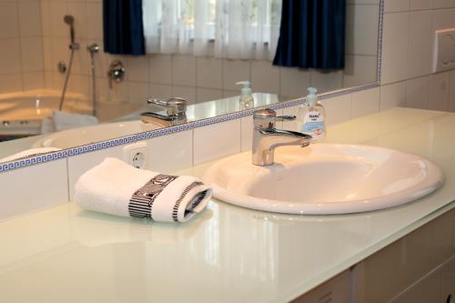 Spiekeroog Ferienwohnung Admiral - Wintergarten - Waschtisch im Bad