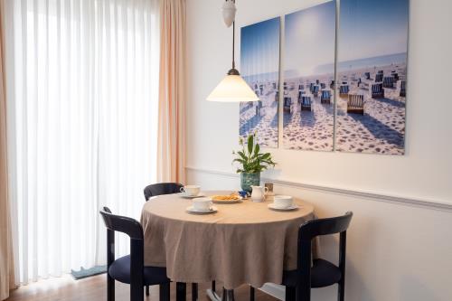 Spiekeroog Ferienwohnung Alte Liebe Nr. 5 - Esstisch am Fenster