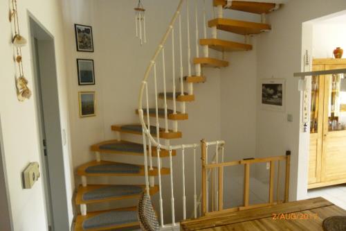 Spiekeroog Ferienhaus Austernfischer II 2a - 1 - Treppenaufgang zum Bad und Schlafzimmer