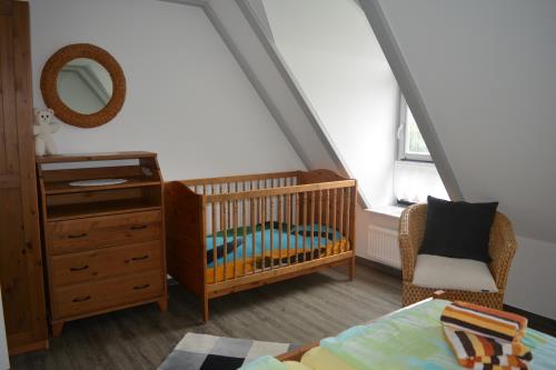 Spiekeroog Ferienhaus Austernfischer II 2a - 1 - Kinderbett und Wickelkommode
