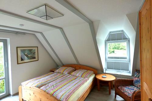 Spiekeroog Ferienwohnung Austernfischer ll, Nr. 1 - Schlafzimmer mit 2 Fenstern