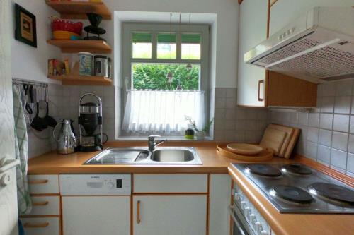 Spiekeroog Ferienwohnung Austernfischer ll, Nr. 1 - Küche - hier sind alle Helfer vorhanden.