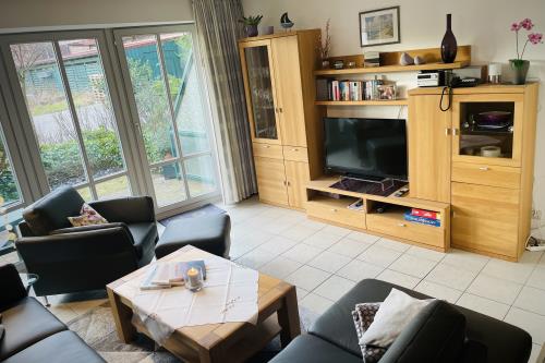 Spiekeroog Ferienhaus Austernfischer II, Wohnung 3 - Wohnzimmer (unten Fliesen)