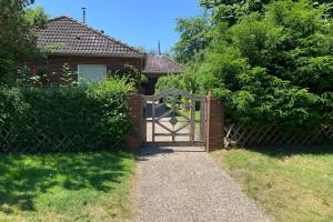 Bungalows Links int Schloot + Rechts up Weg