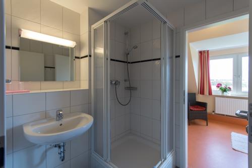 Spiekeroog Ferienwohnung Diakonie Freizeitzentrum gGmbH - vom Bad Blick zum Elternschlafzimmer