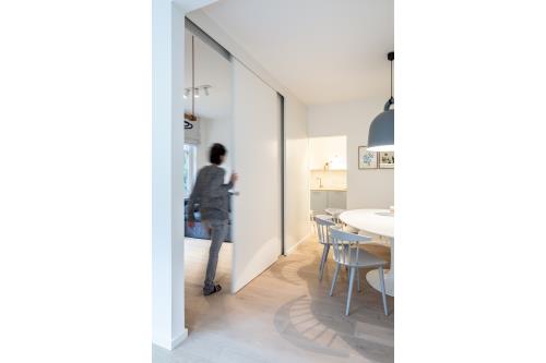 Spiekeroog Ferienhaus Drömhuus Ost & West - Schiebetür Wohn-/Schlafzimmer West