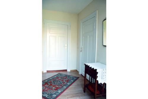 Spiekeroog Ferienwohnung Efeuhaus - Wohnung 2 - Flur mit historischen Türen