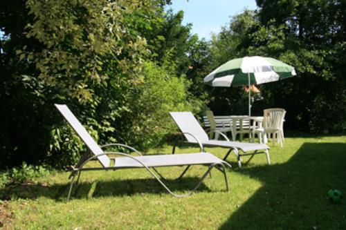Spiekeroog Ferienwohnung Efeuhaus - Wohnung 2 - Liegewiese im Garten hinter dem Haus