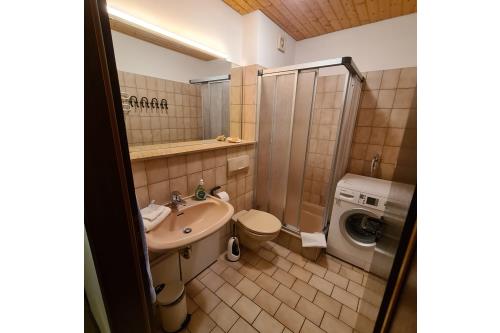 Spiekeroog Ferienwohnung Familie Mecke - Dusche, WC und Waschmaschine