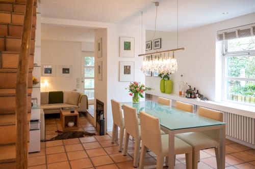 Spiekeroog Ferienhaus Inselperle - EG: Wohnzimmer & Kamin