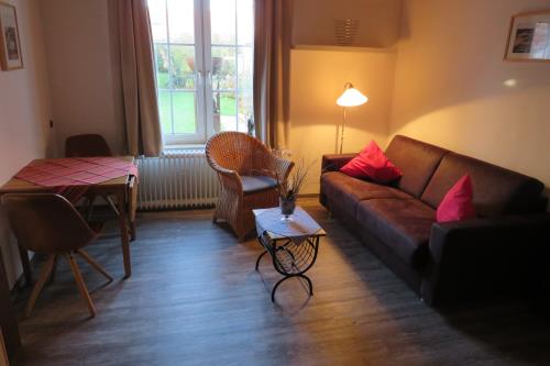Spiekeroog Ferienwohnung Haus Bargmann - 2 - Wohnraum mit Schlafcouch 
