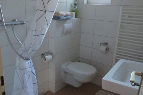 Spiekeroog Ferienwohnung Haus Bargmann - 3 - Bad/WC