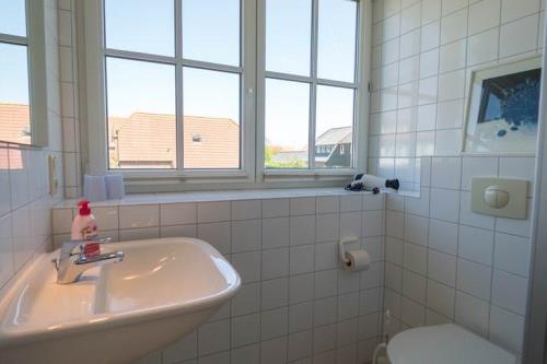 Spiekeroog Ferienwohnung Haus Bi d&#39; Utkiek 20 - Ost - Badezimmer