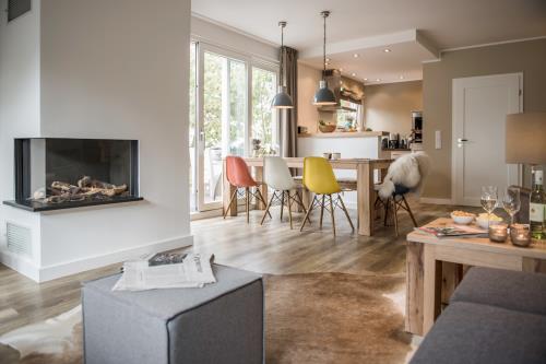 Spiekeroog Ferienhaus Inselkiefer - Wohnzimmer mit Kamin