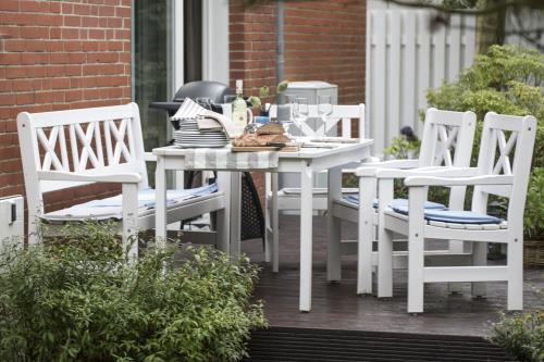 Spiekeroog Ferienhaus Inselkiefer - Haus Inselkiefer - Terrasse mit Weber-Grill