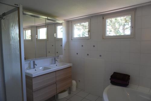 Spiekeroog Ferienwohnung Haus Krönchen Whg. 8 - Badezimmer mit Dusche und Badewanne