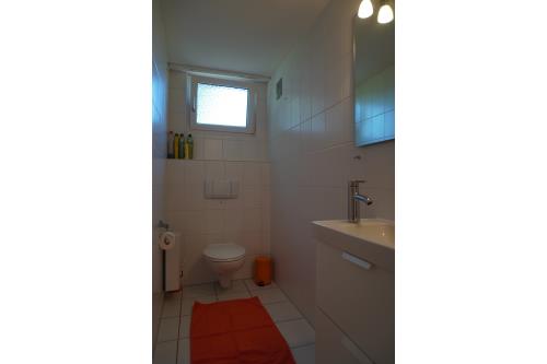 Spiekeroog Ferienwohnung Haus Krönchen Whg. 8 - separates WC mit Waschbecken