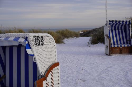 Spiekeroog Ferienwohnung Haus Krönchen Whg. 8 - Strandabgang mit Schnee